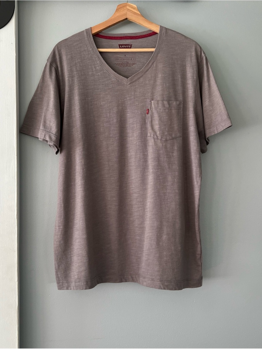 Levi’s Tan/Gray Men’s XL V-Neck w/Front Pocket Old School T-Shirt Summer Basic